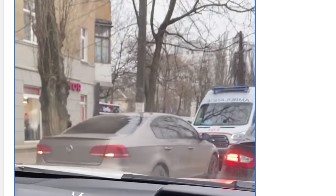В Одессе наглый водитель заблокировал дорогу «скорой»