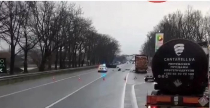 На Киевщине Peugeot на скорости въехал в фуру: погибла девушка