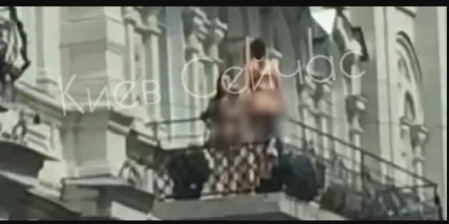 «Привет, Дубай!»: в центре Киева увидели полуобнаженных девушек на балконе