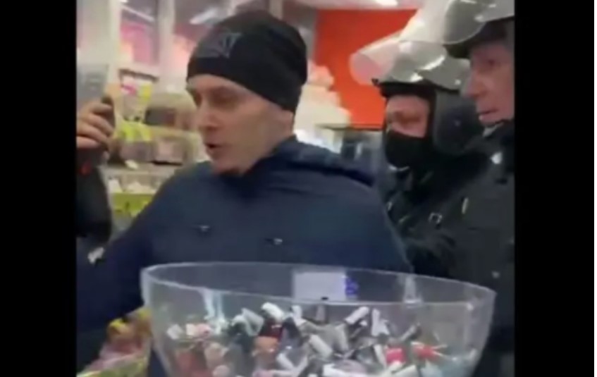 В Харькове спецназ вытолкал из магазина покупателя без маски