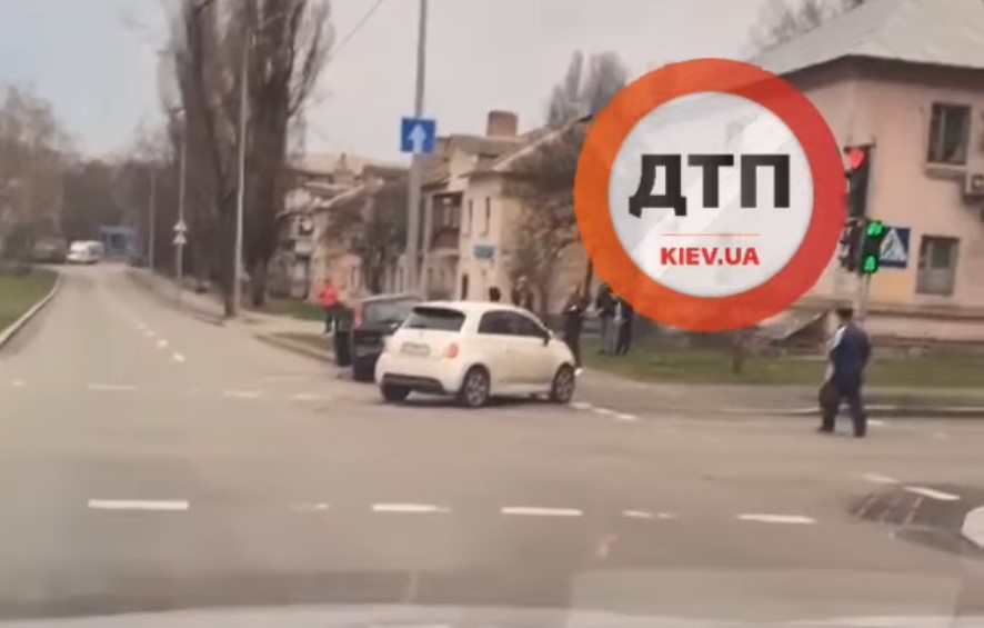 На Авиагородке в Киеве Nissan от удара Fiat врезался в столб