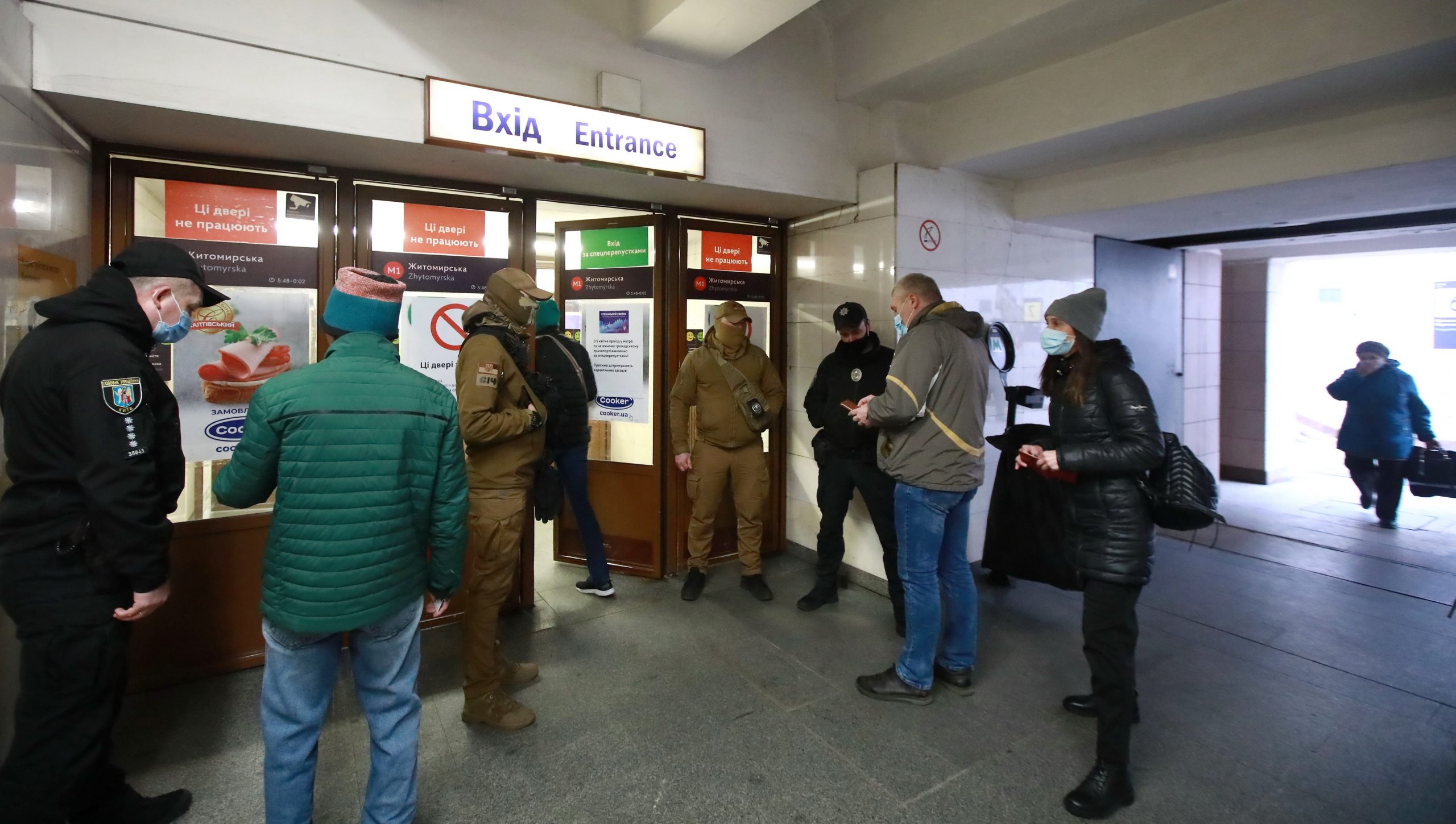 Полиция и пустые вагоны: Как работает транспорт во время локдауна в Киеве