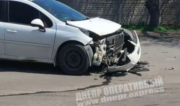 В Днепре не разминулись Peugeot и маршрутка: пострадала девочка