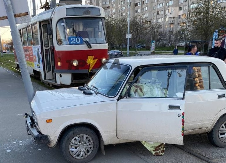 В Харькове водитель умер за рулем: авто врезалось в остановку