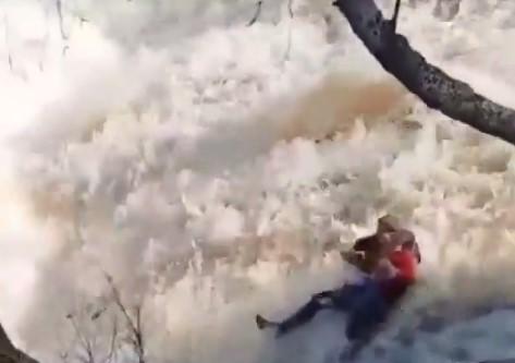 Отец с дочерью выжили после падения в водопад