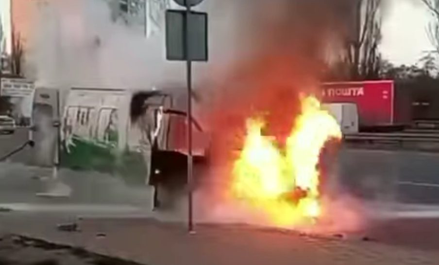 В Киеве на дороге загорелся микроавтобус: появилось видео ЧП