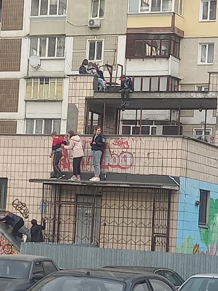 В Киеве подростки лазают по крышам