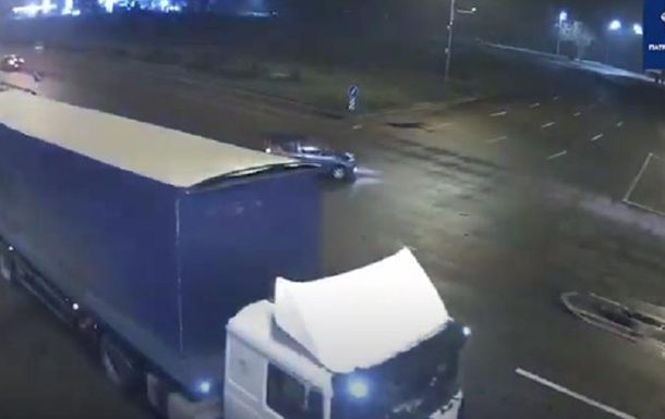 В Киеве пьяный водитель Geely влетел в грузовик и пытался сбежать