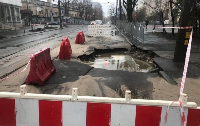 В Киеве из-за прорыва сети ограничено движение транспорта