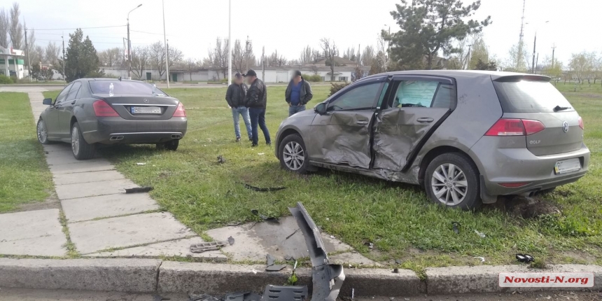 В Николаеве автоледи на Volkswagen столкнулась с Mercedes
