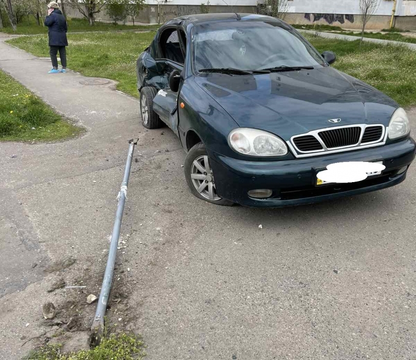 В Николаеве грузовик снес с дороги Daewoo: авто вынесло на обочину