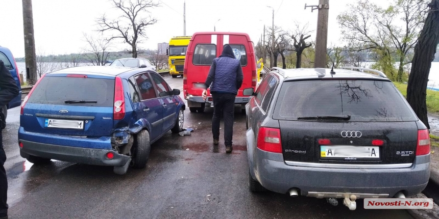 В Николаеве на мосту столкнулись 3 иномарки