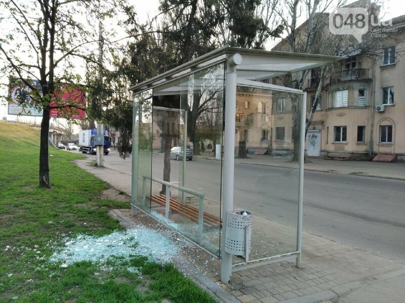 В Одессе вандалы повредили стеклянные остановки