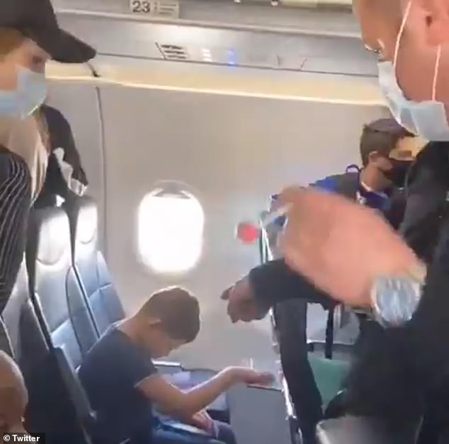 В США семью сняли с рейса из-за детей без защитных масок
