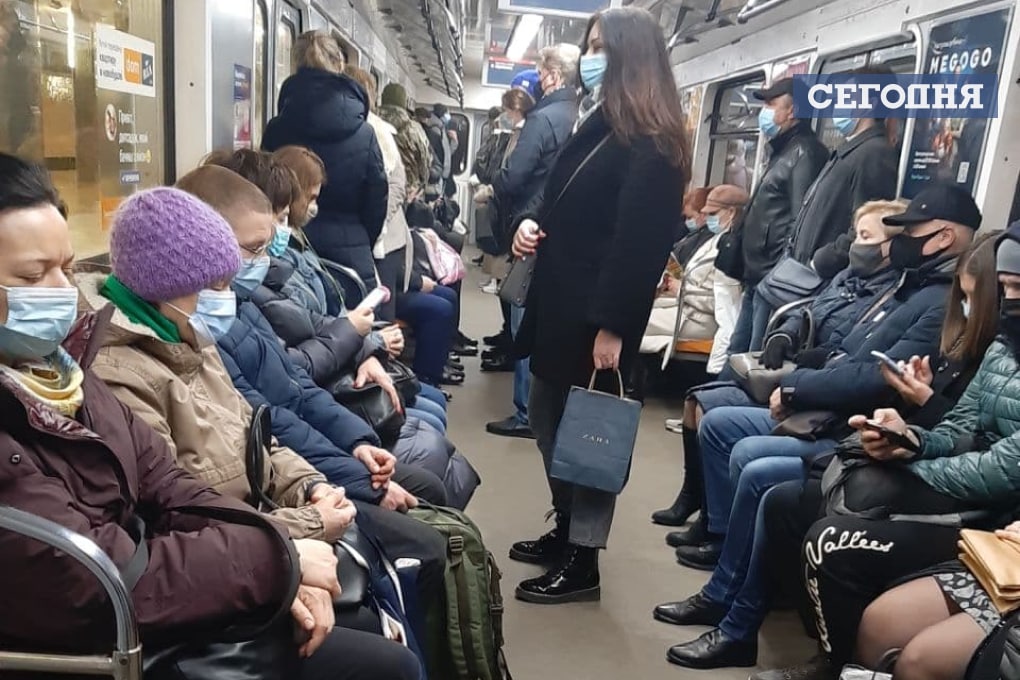 Обычные дни: в столичном метро увидели много пассажиров