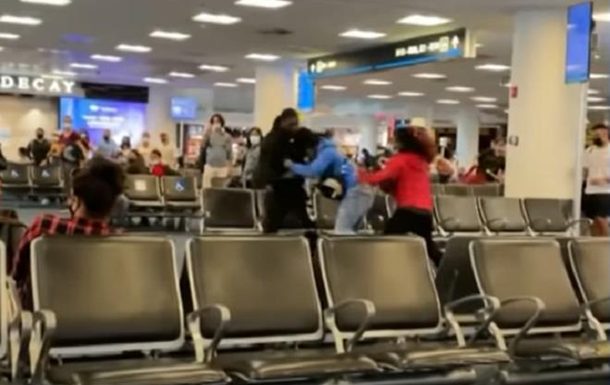 В аэропорту произошла массовая драка пассажиров