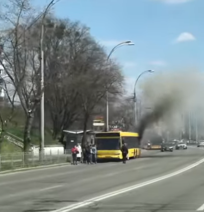 В Киеве загорелся автобус