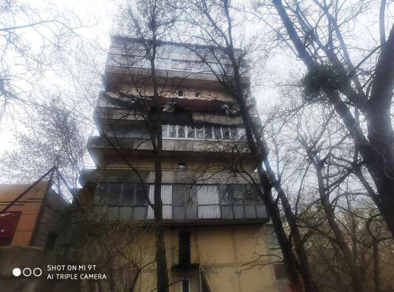 В Запорожье 14-летняя девушка покончила с собой, прыгнув из окна 4 этажа