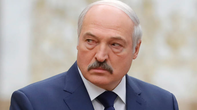 Эксперт: до конца этого года Лукашенко должен определиться с кем он
