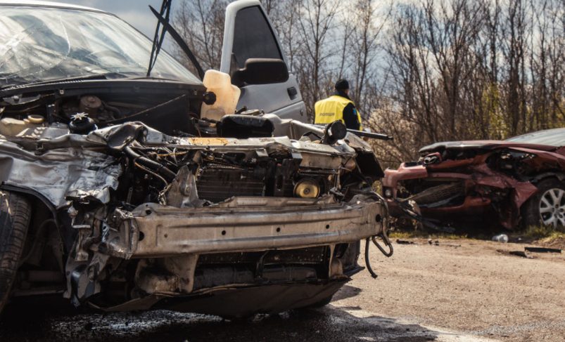 На выезде из Днепра столкнулись Lada и Mazda: пострадал водитель