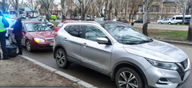 В центре Николаева не поделили дорогу Nissan и Kia