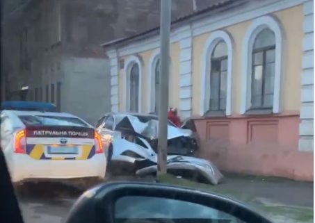 В Харькове возле церкви авто врезалось в столб
