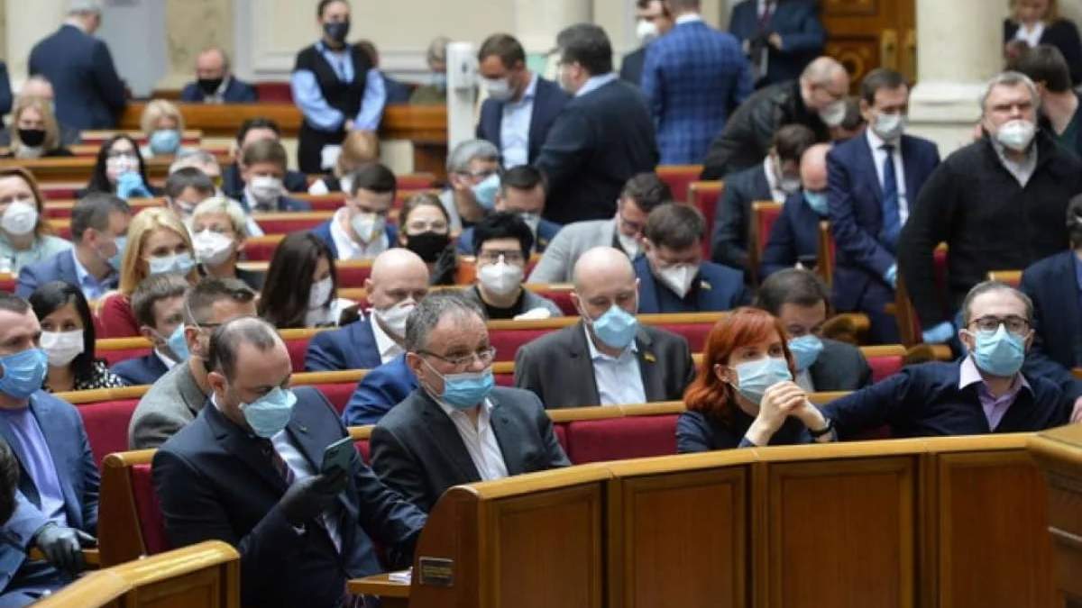 Эксперт прокомментировал новые рейтинги партий