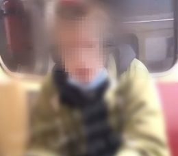 Полиция задержала парня и девушку, куривших в поезде метро