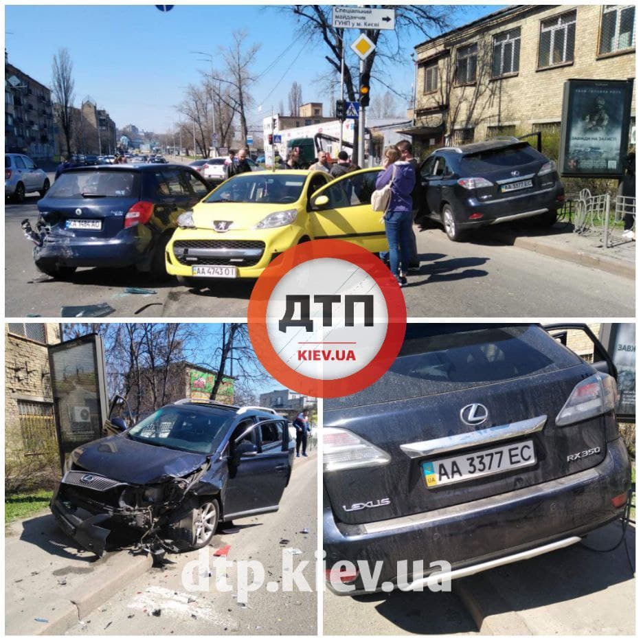 Ехали из клуба: В Киеве Lexus протаранил три авто