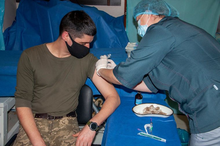 За отказ от прививки воинов на передовой лишают матпомощи – СМИ