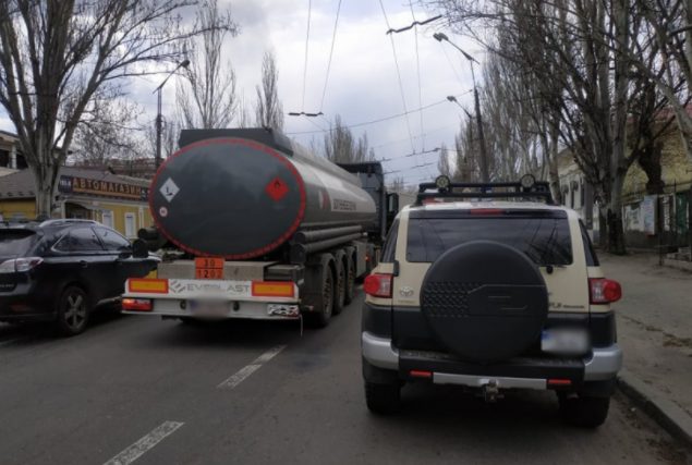 В Николаеве не поделили дорогу тягач MAN и внедорожник Toyota