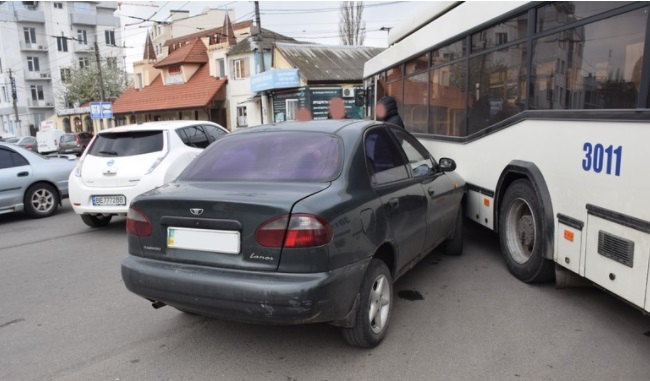 На перекрестке в Николаеве столкнулись троллейбус и Daewoo