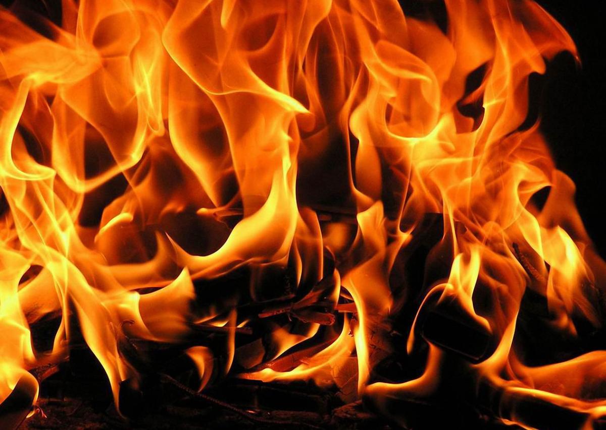 Обломки дронов в Киеве упали на крышу дома: произошел пожар