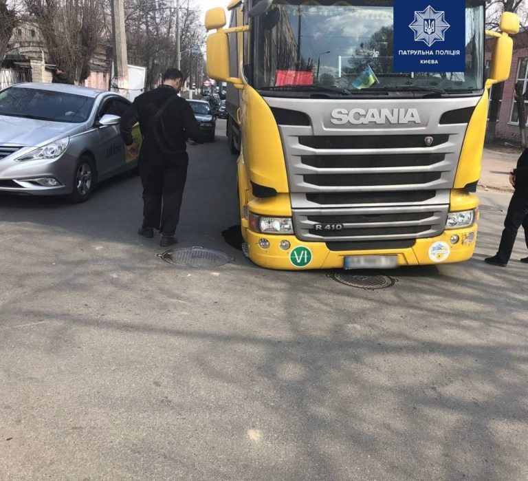 В Киеве под грузовиком провалился асфальт