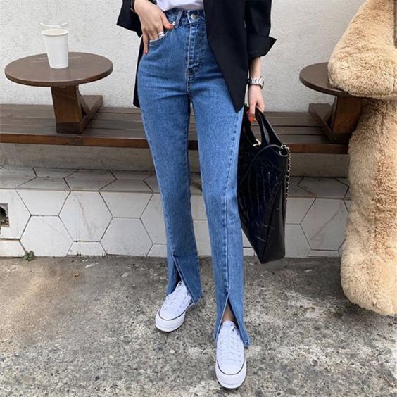 Стилисты назвали модные джинсы на весну-2021