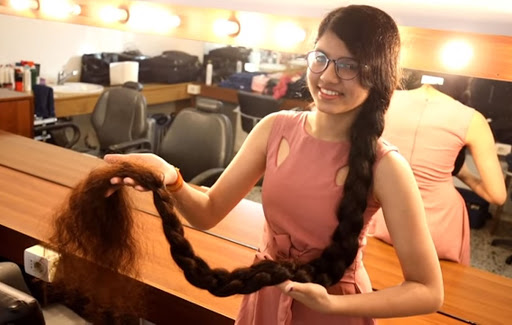 Индианка с самыми длинными в мире волосами подстриглась