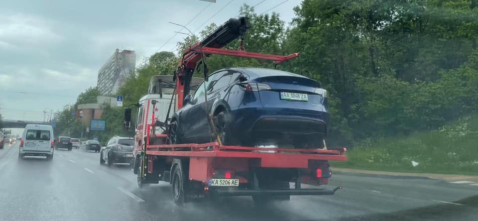 В Киеве эвакуатор увез Tesla прямо с зарядным кабелем