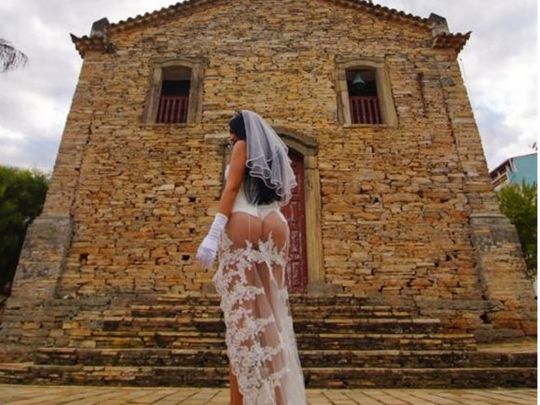 Бразильская модель вышла замуж в &#171;голом&#187; платье