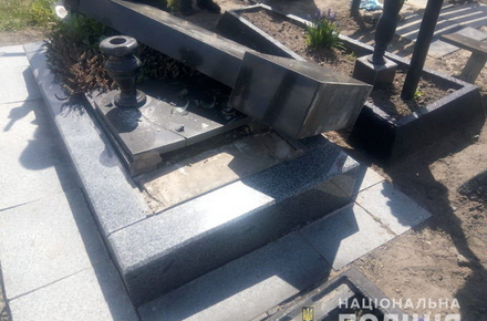 В Житомирской области 49-летний мужчина учинил погром на кладбище