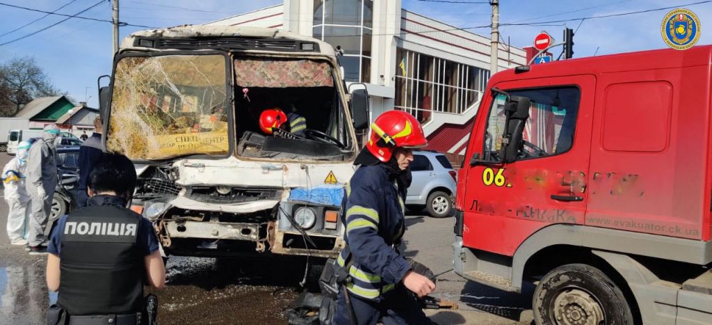 В Черкассах ДТП: столкнулись автобус, эвакуатор и легковушка