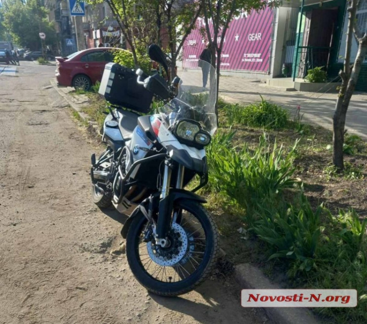 В Николаеве из-за ямы пострадал мотоциклист