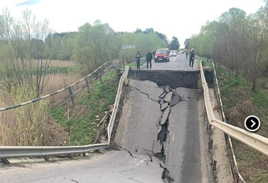 Мост, обрушившийся на Львовщине, не ремонтировали 60 лет