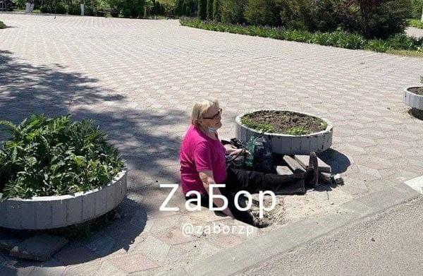 В Запорожье пенсионерка ушла под землю на входе в больницу