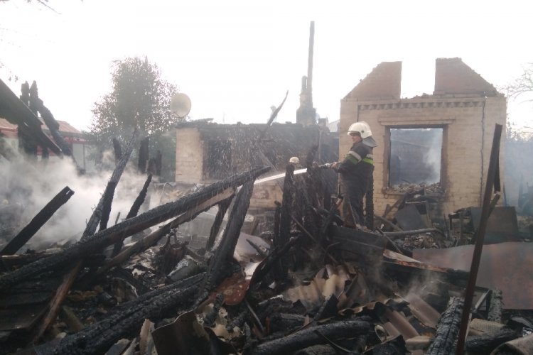В Харьковской области пожарные семь часов тушили дом