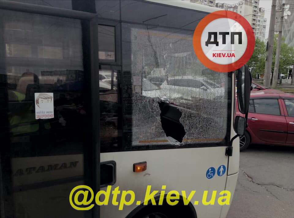 На Позняках в Киеве водитель Renault выбил стекло в маршрутке