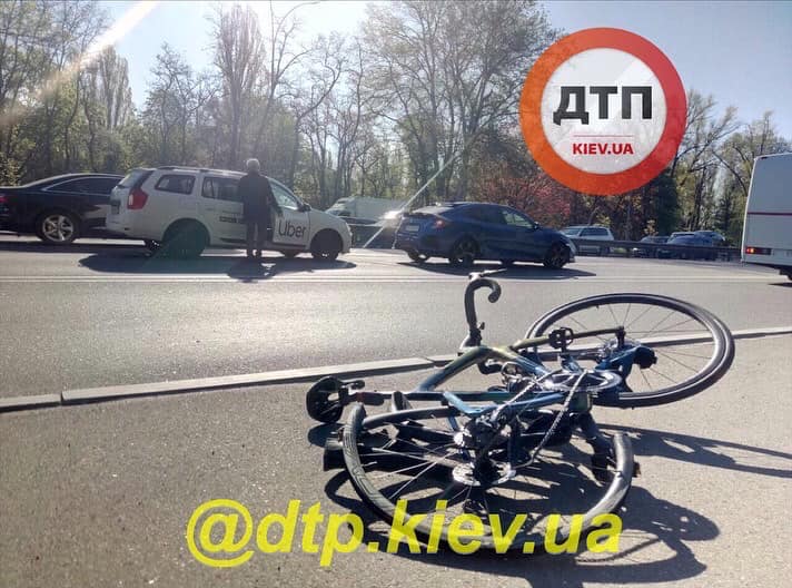 В Киеве такси «догнало» и сбило велосипедиста