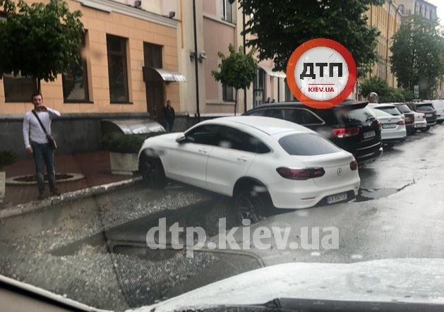 Дождь в Киеве: под Mercedes «размыло» асфальт