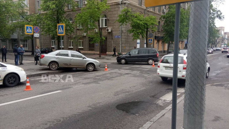 В Харькове на перекрестке столкнулись Opel и Geely: водитель в больнице