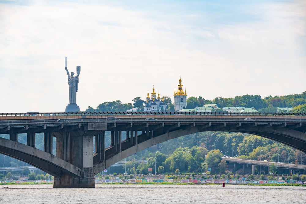 В Киеве отреставрируют мост Метро: подробности