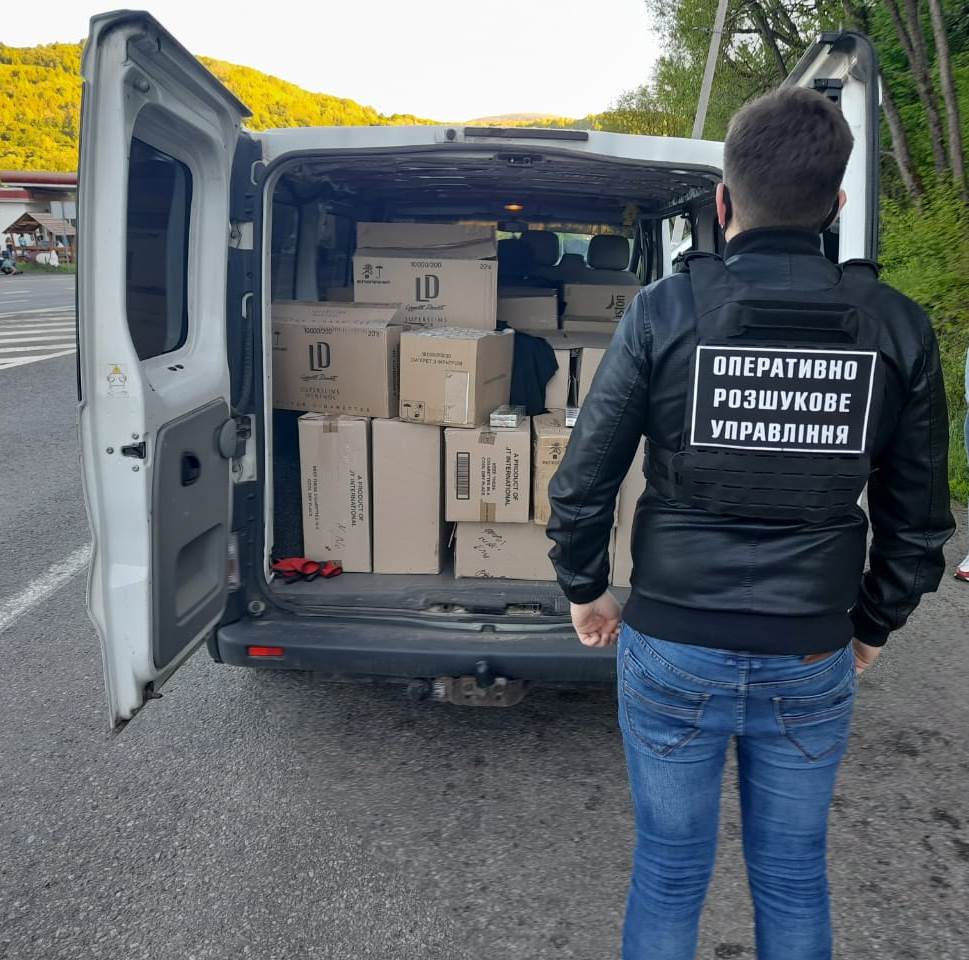 На Закарпатье оставили микроавтобус с контрабандными сигаретами